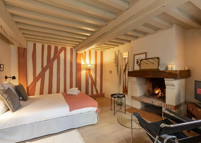 Couleur Corail Peaceful Gem & Shared Yard Honfleur